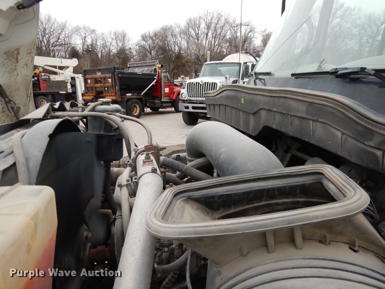 image for item DJ2750 2008 International 7400  utility/service truck