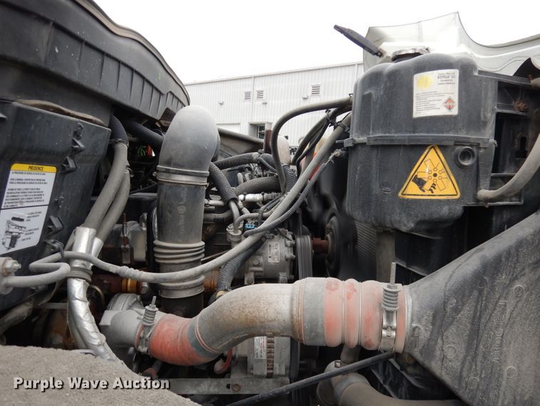 image for item DJ2750 2008 International 7400  utility/service truck