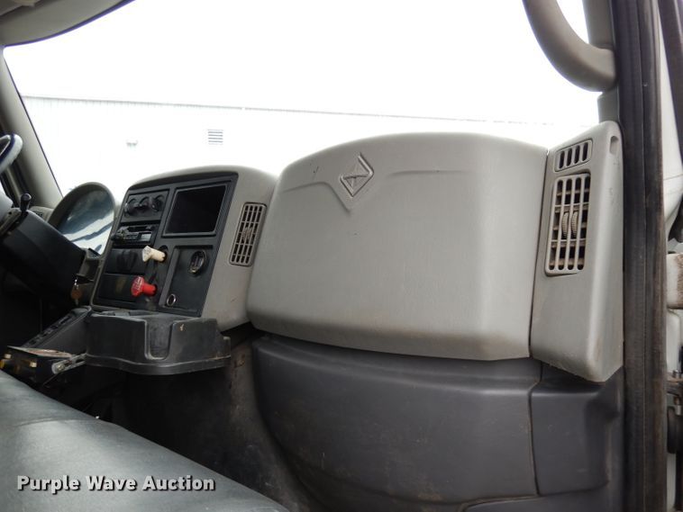 image for item DJ2750 2008 International 7400  utility/service truck