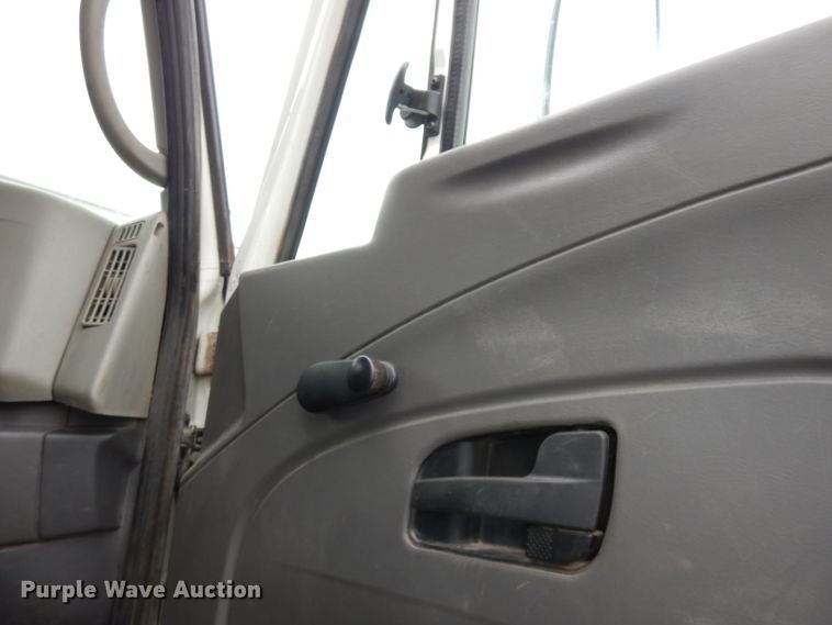 image for item DJ2750 2008 International 7400  utility/service truck