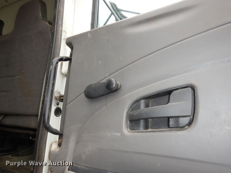 image for item DJ2750 2008 International 7400  utility/service truck