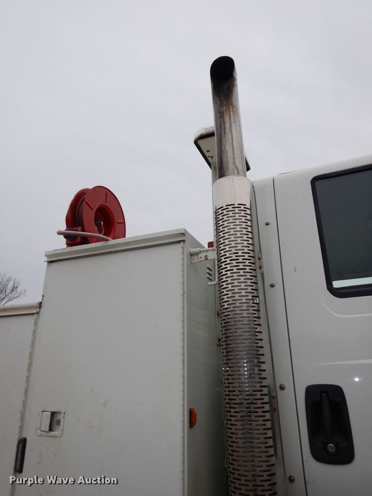 image for item DJ2750 2008 International 7400  utility/service truck