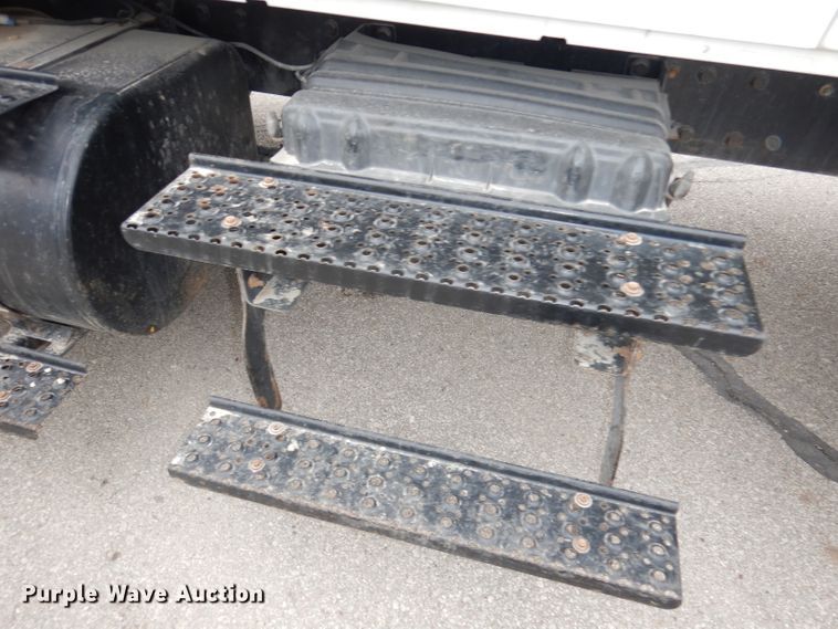 image for item DJ2750 2008 International 7400  utility/service truck