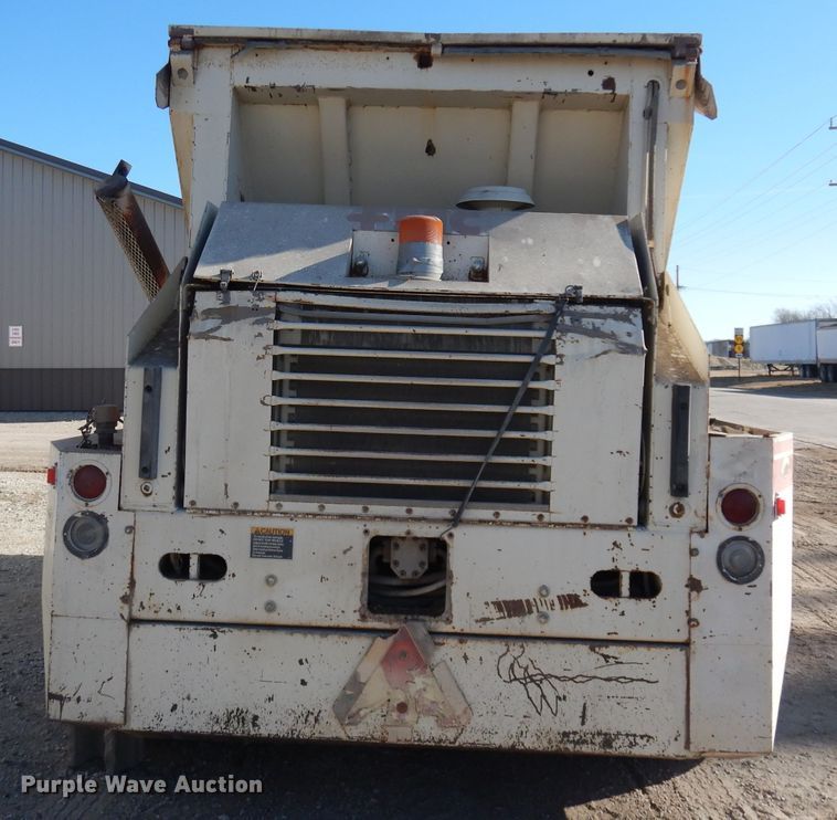 image for item DJ2760 1984 FMC Vanguard 3000  street sweeper