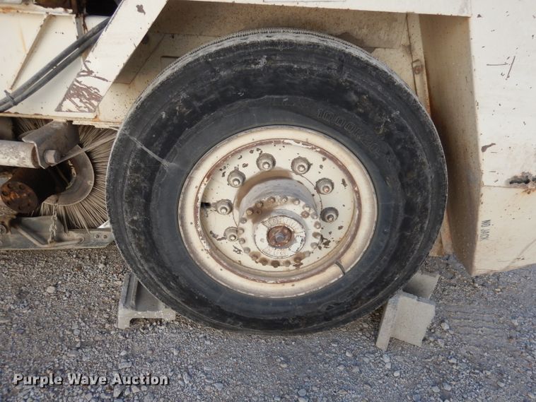 image for item DJ2760 1984 FMC Vanguard 3000  street sweeper