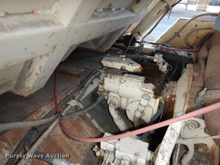 image for item DJ2760 1984 FMC Vanguard 3000  street sweeper