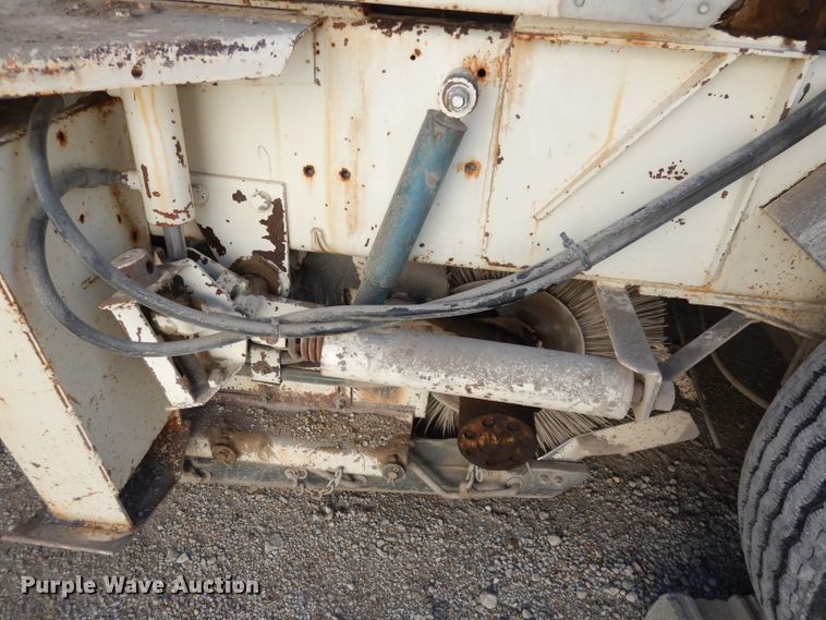 image for item DJ2760 1984 FMC Vanguard 3000  street sweeper