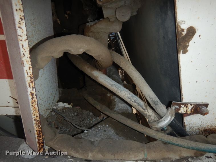 image for item DJ2760 1984 FMC Vanguard 3000  street sweeper