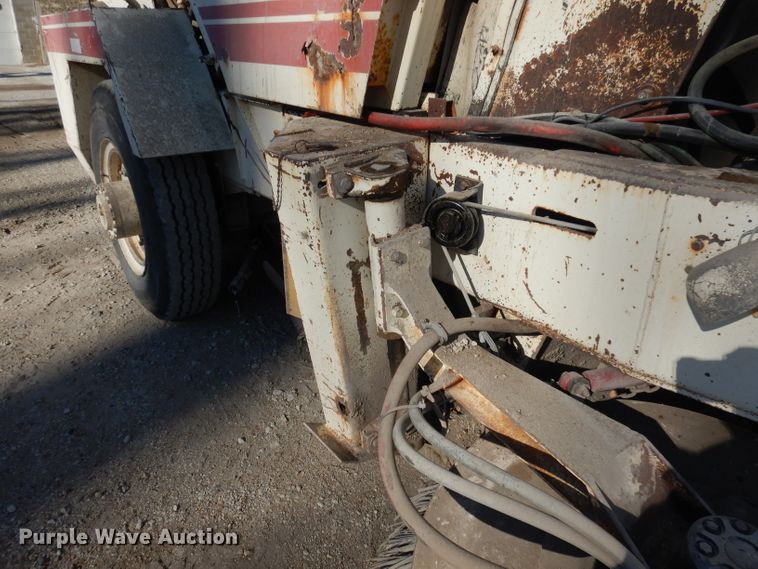 image for item DJ2760 1984 FMC Vanguard 3000  street sweeper