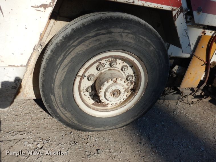 image for item DJ2760 1984 FMC Vanguard 3000  street sweeper