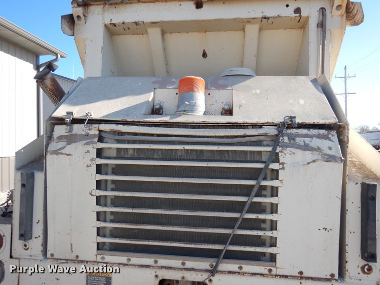 image for item DJ2760 1984 FMC Vanguard 3000  street sweeper