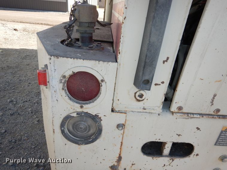 image for item DJ2760 1984 FMC Vanguard 3000  street sweeper