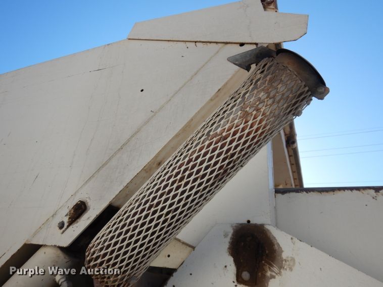 image for item DJ2760 1984 FMC Vanguard 3000  street sweeper