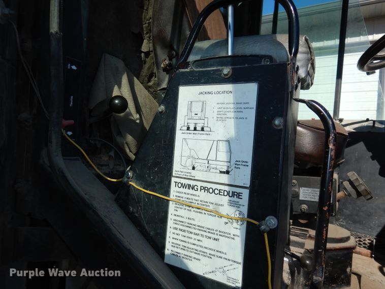 image for item DJ2760 1984 FMC Vanguard 3000  street sweeper