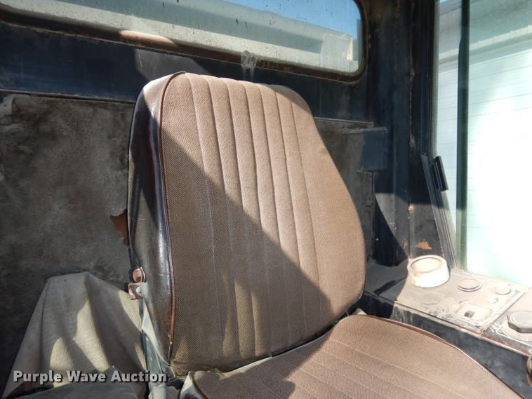 image for item DJ2760 1984 FMC Vanguard 3000  street sweeper