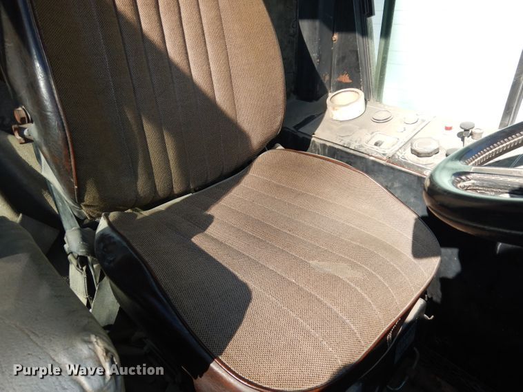 image for item DJ2760 1984 FMC Vanguard 3000  street sweeper