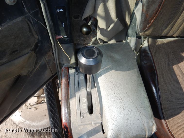 image for item DJ2760 1984 FMC Vanguard 3000  street sweeper