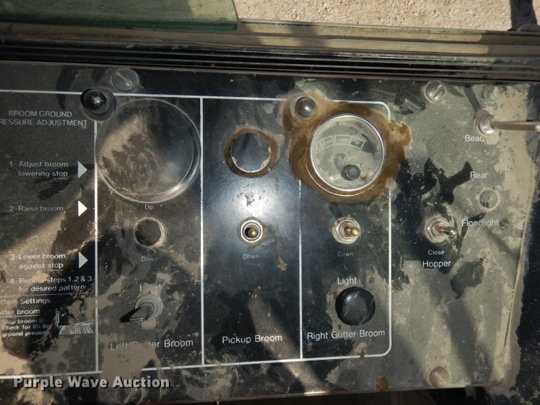 image for item DJ2760 1984 FMC Vanguard 3000  street sweeper