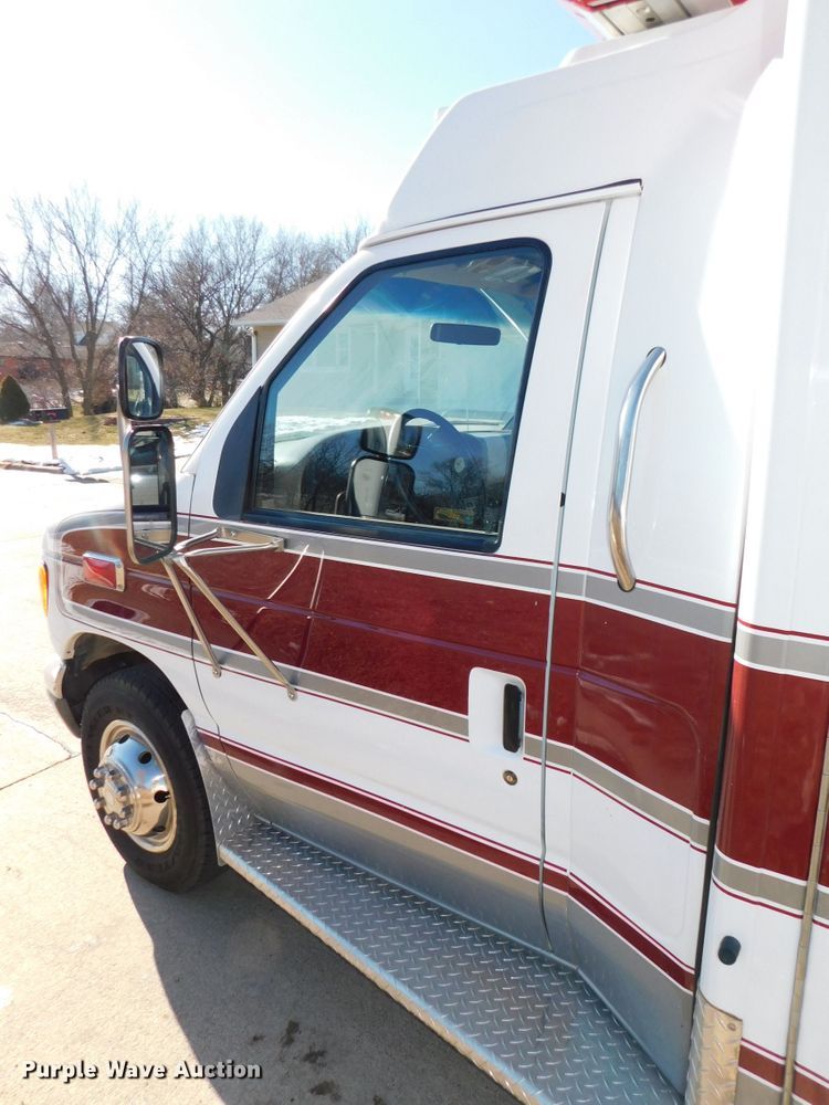 image for item DJ5924 1992 Ford E350  ambulance