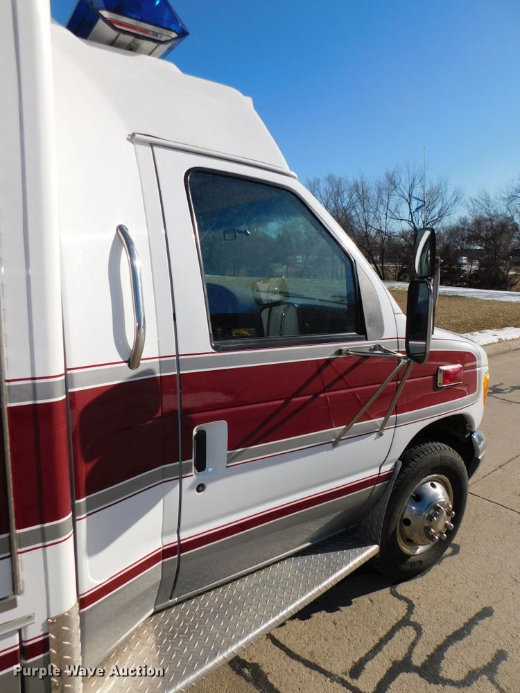 image for item DJ5924 1992 Ford E350  ambulance