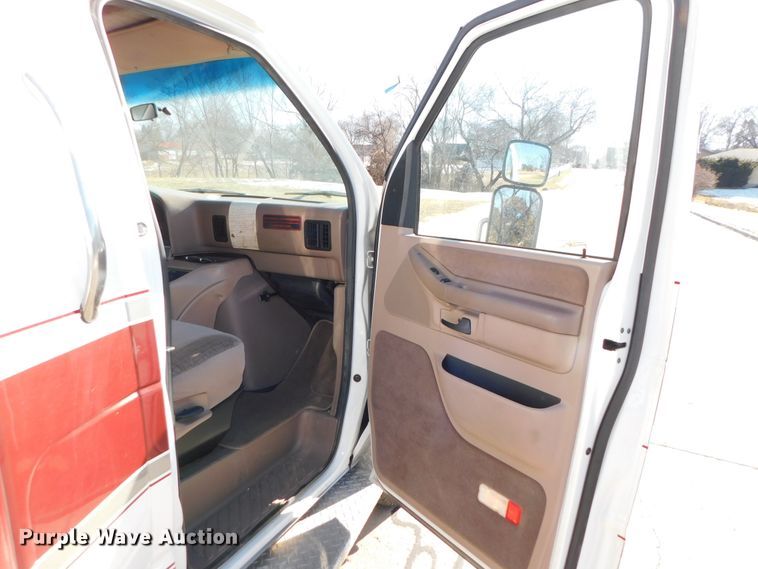 image for item DJ5924 1992 Ford E350  ambulance