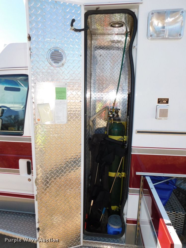 image for item DJ5924 1992 Ford E350  ambulance