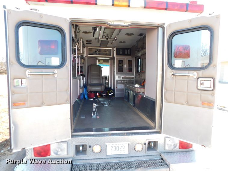 image for item DJ5924 1992 Ford E350  ambulance