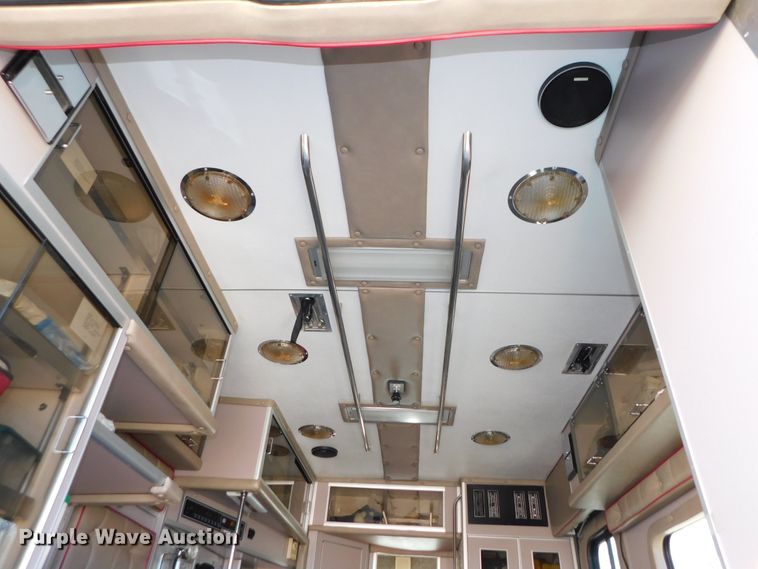 image for item DJ5924 1992 Ford E350  ambulance