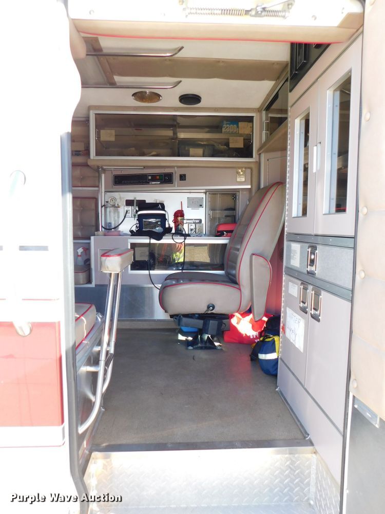 image for item DJ5924 1992 Ford E350  ambulance