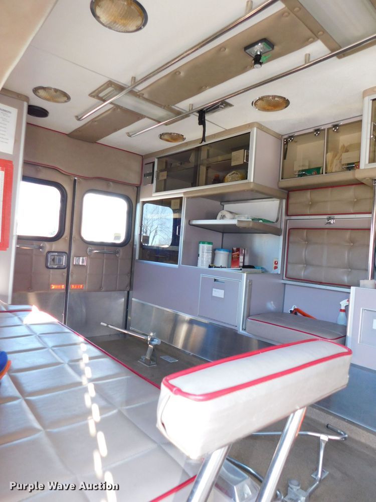 image for item DJ5924 1992 Ford E350  ambulance