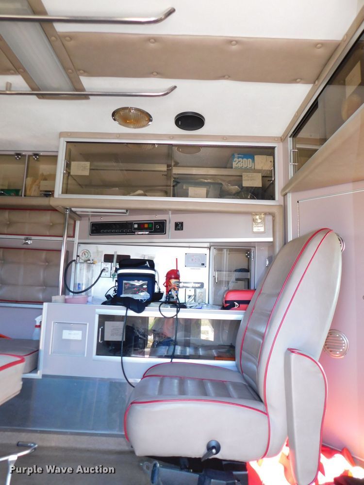 image for item DJ5924 1992 Ford E350  ambulance