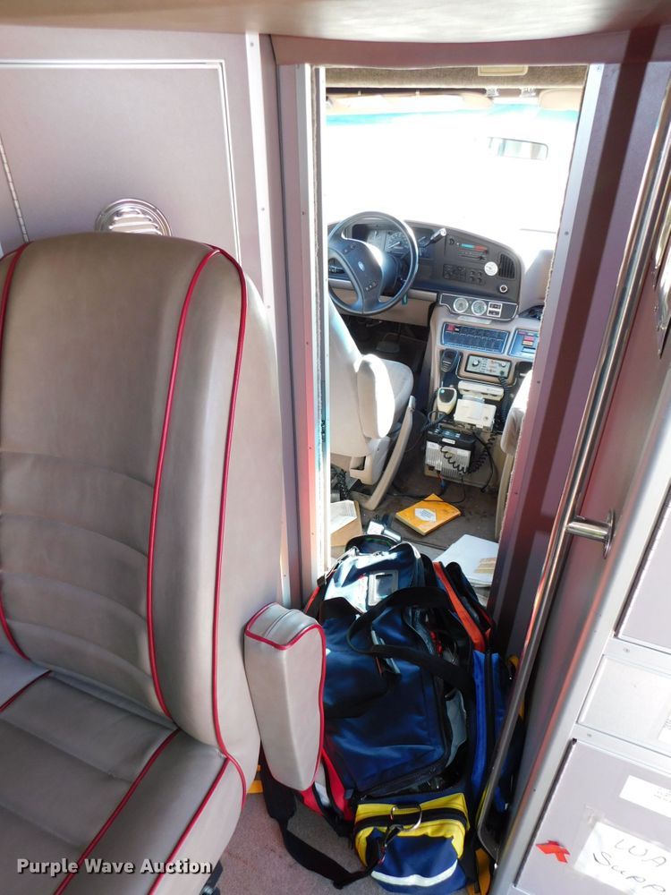 image for item DJ5924 1992 Ford E350  ambulance
