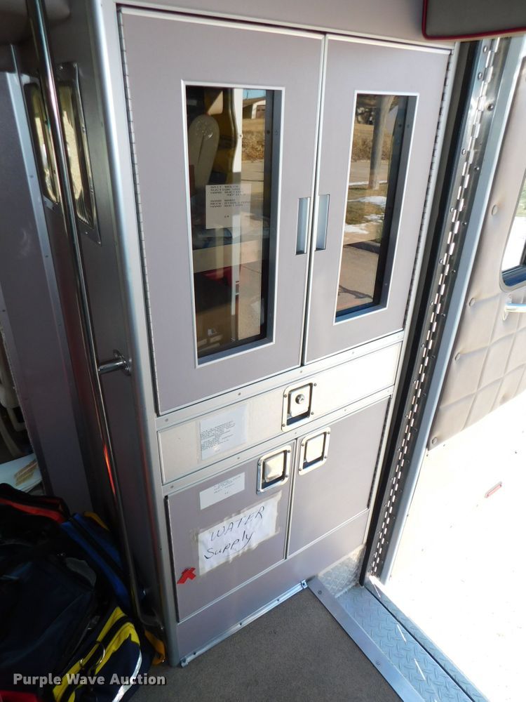 image for item DJ5924 1992 Ford E350  ambulance