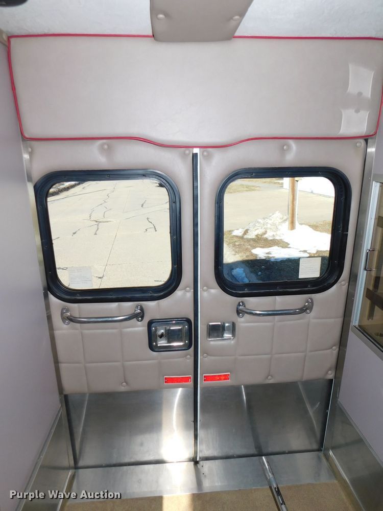 image for item DJ5924 1992 Ford E350  ambulance
