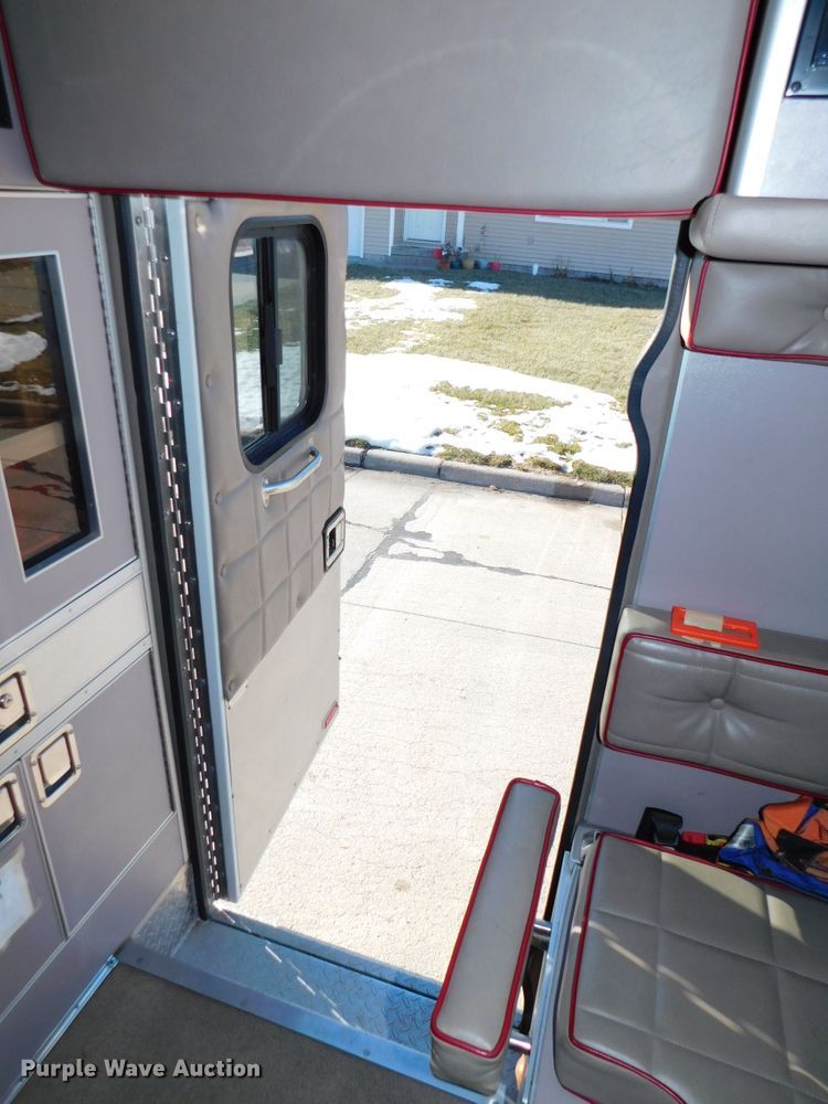 image for item DJ5924 1992 Ford E350  ambulance