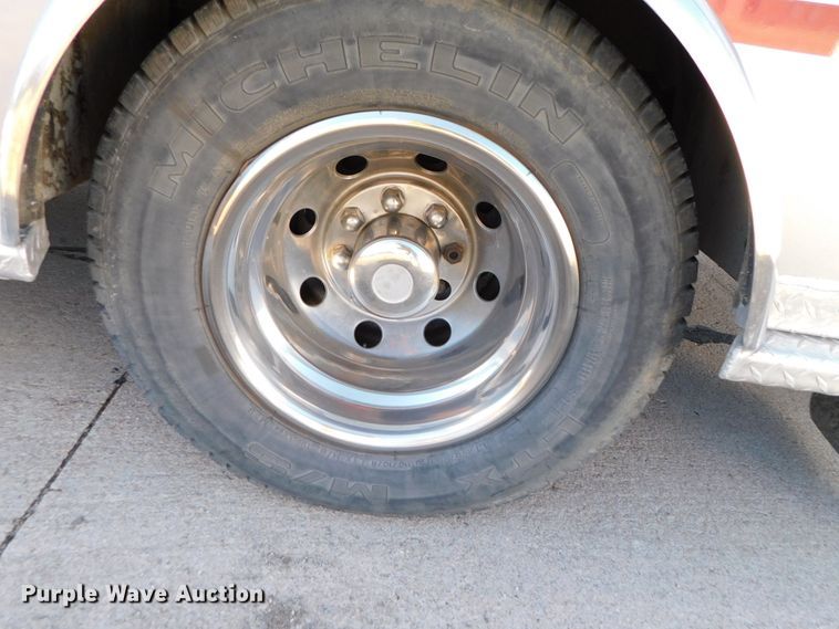 image for item DJ5924 1992 Ford E350  ambulance