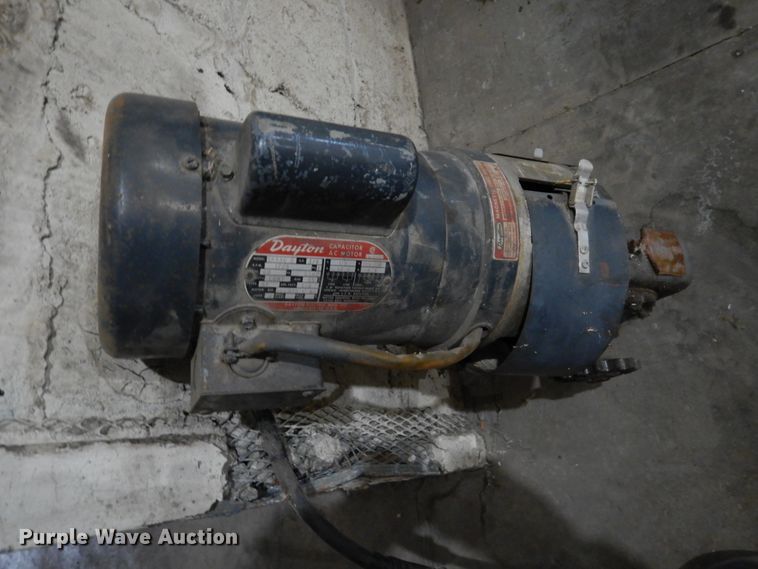 image for item EF9689 Airplane hanger door