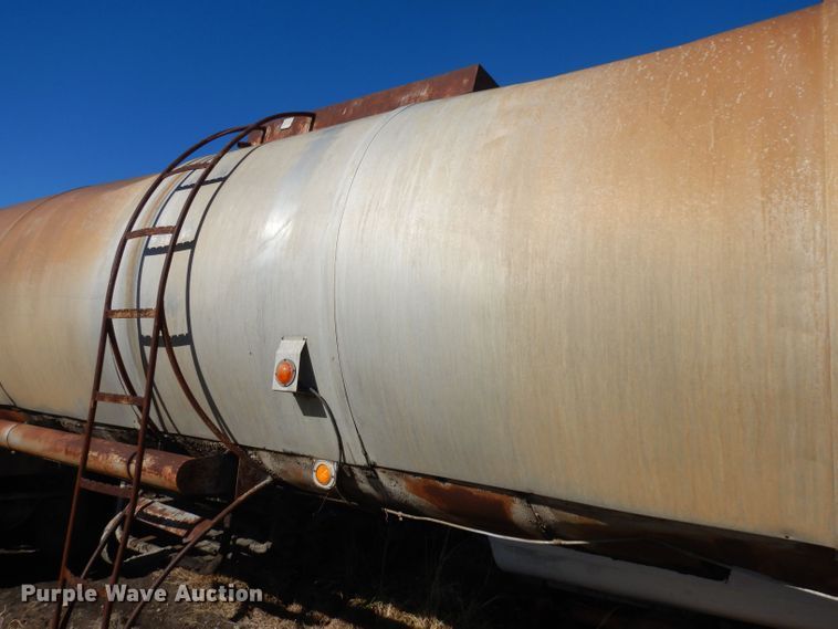 image for item EY9150 1965 Custom Head pneumatic dry bulk trailer