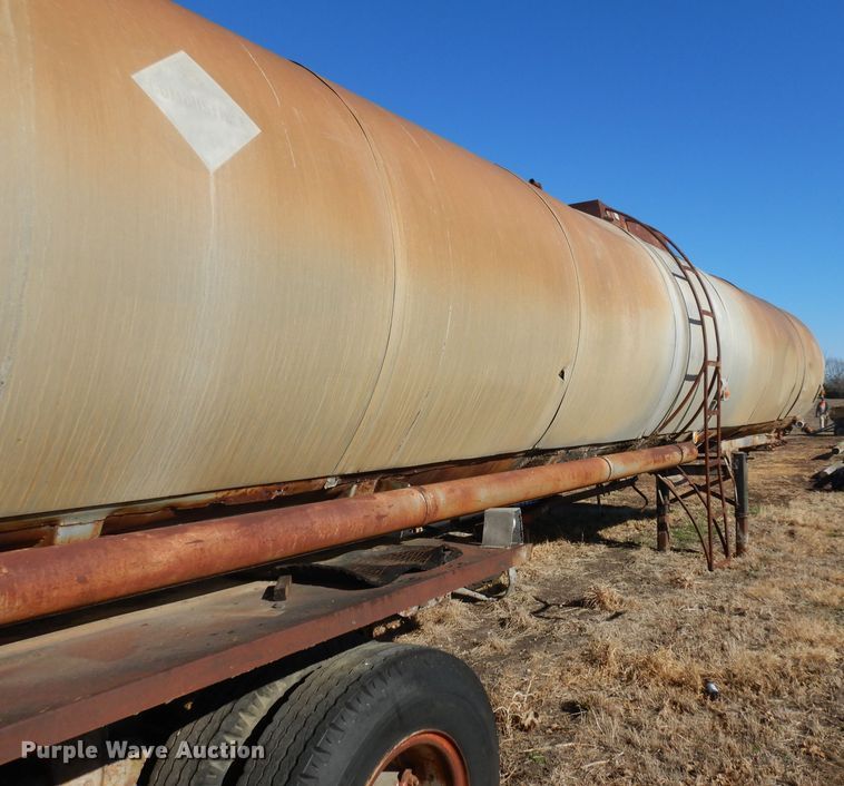 image for item EY9150 1965 Custom Head pneumatic dry bulk trailer