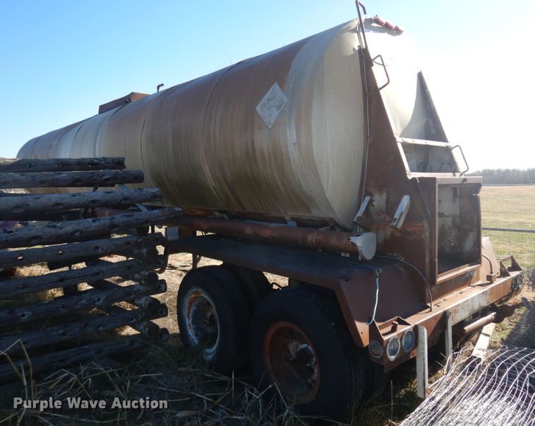 image for item EY9150 1965 Custom Head pneumatic dry bulk trailer