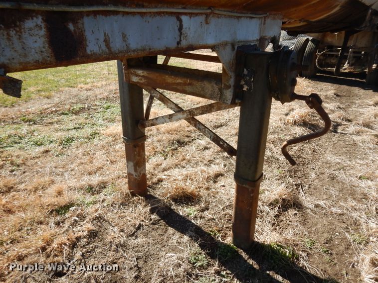 image for item EY9150 1965 Custom Head pneumatic dry bulk trailer