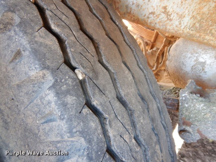 image for item EY9150 1965 Custom Head pneumatic dry bulk trailer