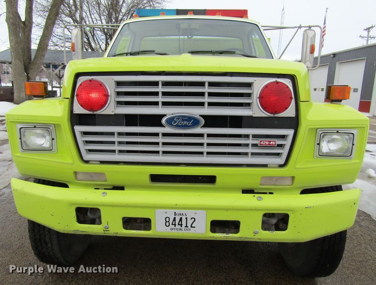 image for item GC9785 1986 Ford F800  pumper fire truck