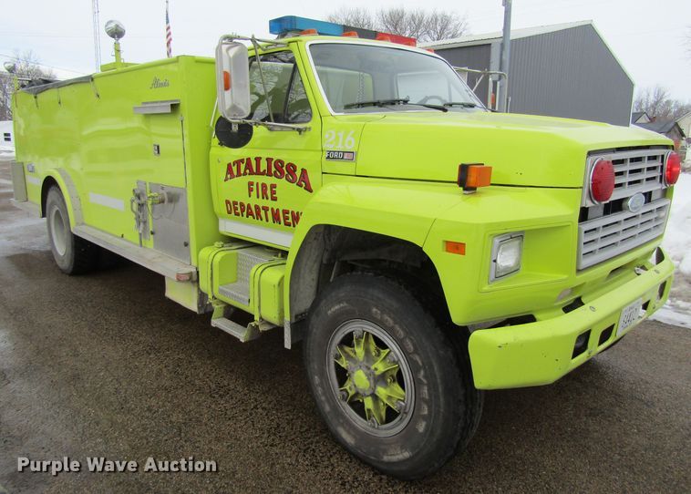 image for item GC9785 1986 Ford F800  pumper fire truck