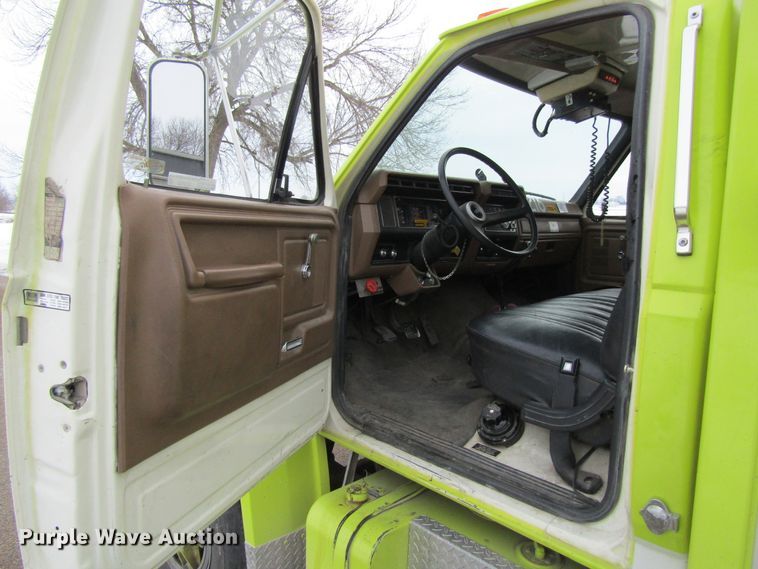 image for item GC9785 1986 Ford F800  pumper fire truck