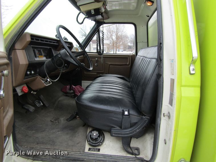 image for item GC9785 1986 Ford F800  pumper fire truck