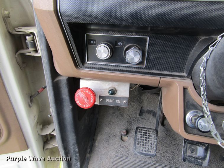 image for item GC9785 1986 Ford F800  pumper fire truck