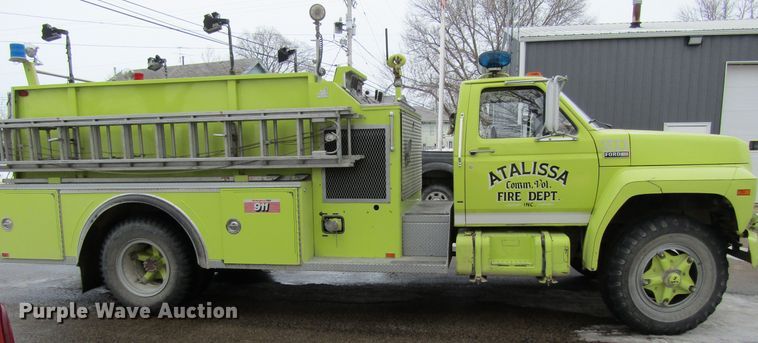 image for item GC9786 1982 Ford F800  pumper fire truck