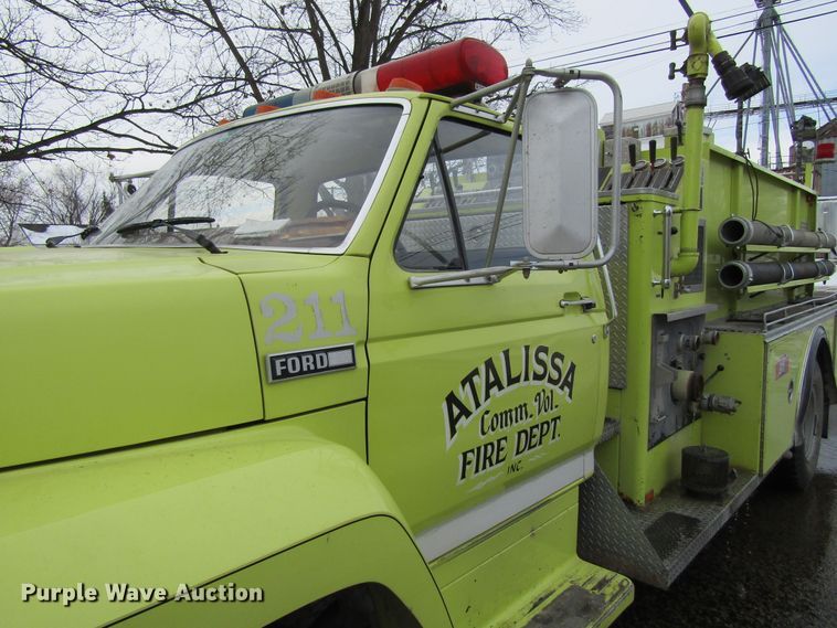 image for item GC9786 1982 Ford F800  pumper fire truck