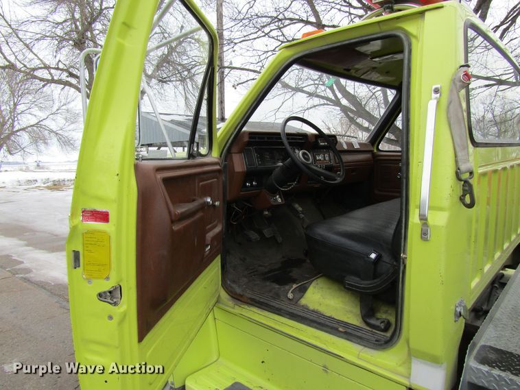 image for item GC9786 1982 Ford F800  pumper fire truck